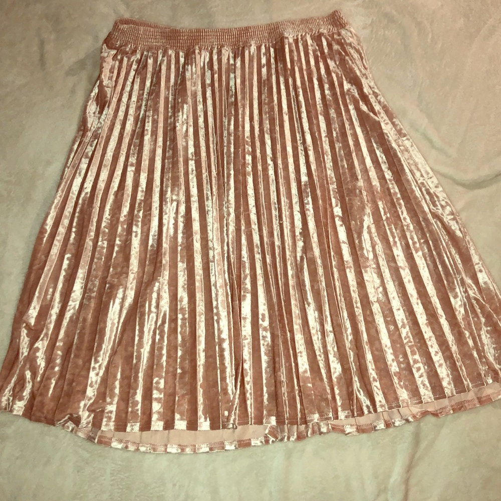 Soft pink velvet pleated skirt